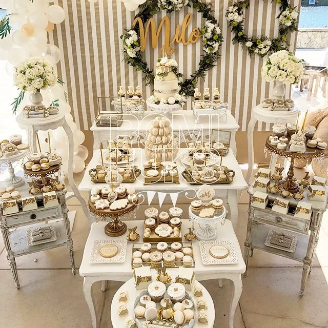 Mesa de postres elegante con variedad de dulces y decoración