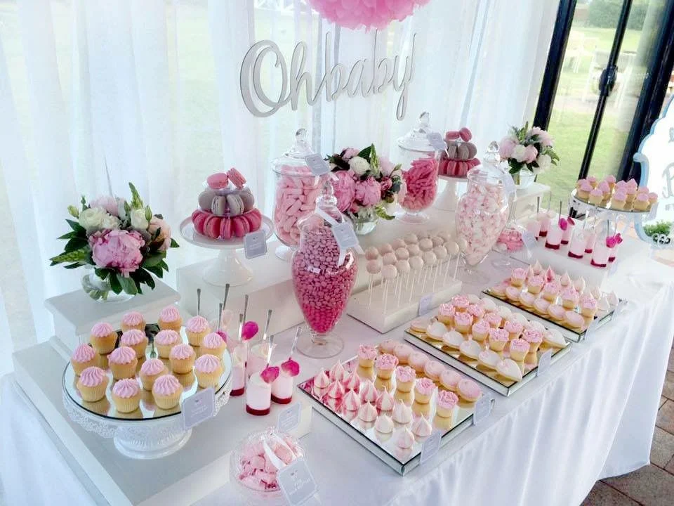 Mesa de baby shower en tonos rosa pastel, beige y dorado